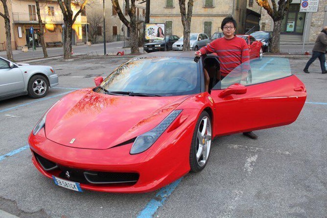 Steve Tan, le fondateur roule en Ferrari