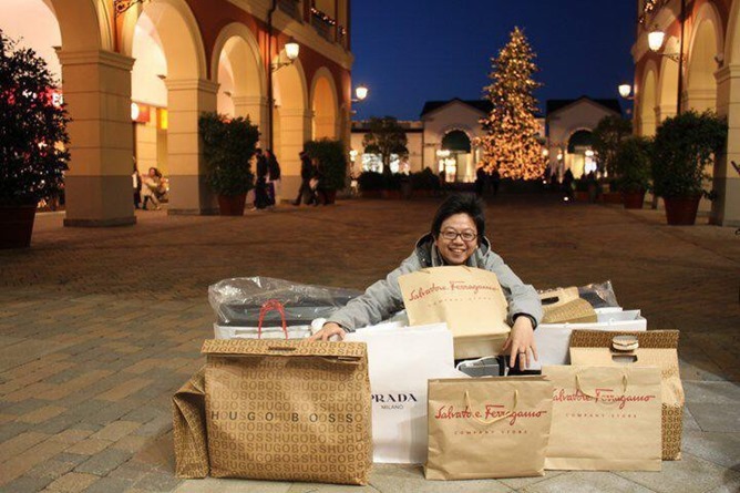 Steve Tan faisant son shopping