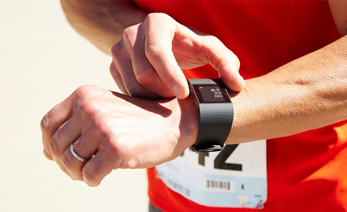 Le Fitbit Surge pour les grands sportifs