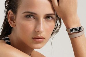 Tory Burch sort un bracelet Fitbit en cuir