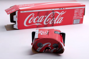 Un casque VR issu d'un emballage de Coca