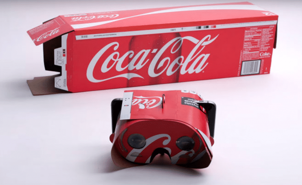 Un casque VR issu d'un emballage de Coca