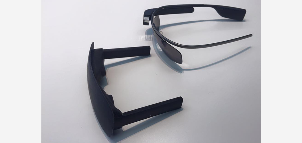 Les lunettes connectées Speck d'Allomind à côté des Google Glass