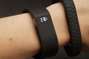 Un bracelet Jawbone et un Fitbit