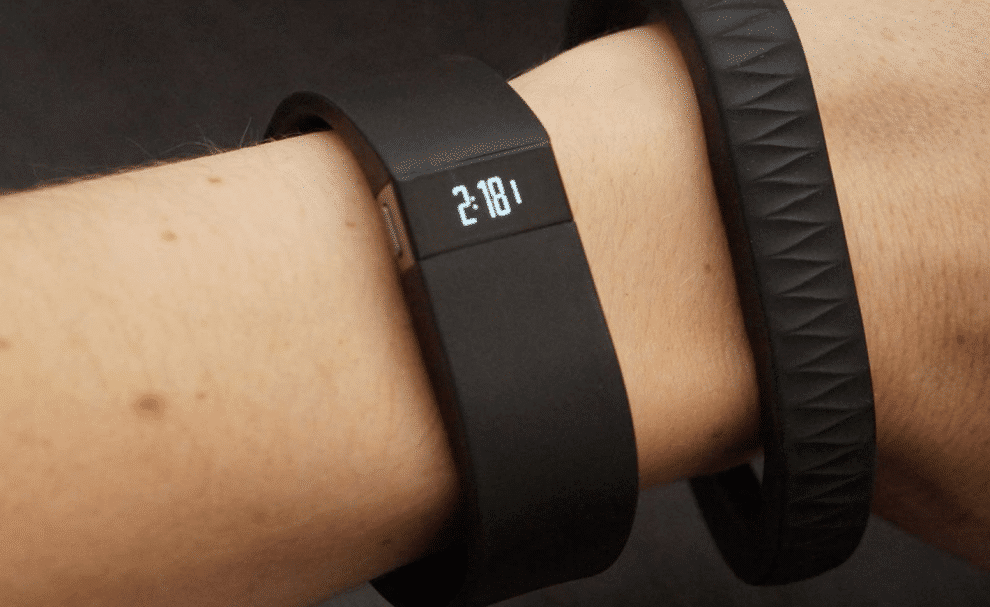 Un bracelet Jawbone et un Fitbit