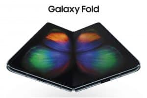 Le Samsung Galaxy Fold sur fond blanc